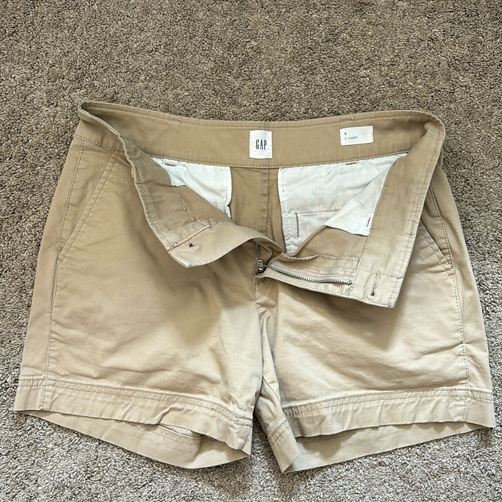 Women’s Gap khaki shorts. Size 6. Tan